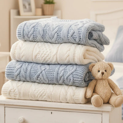 Parfum adoucissant représenté par pile de linge propre et ourson