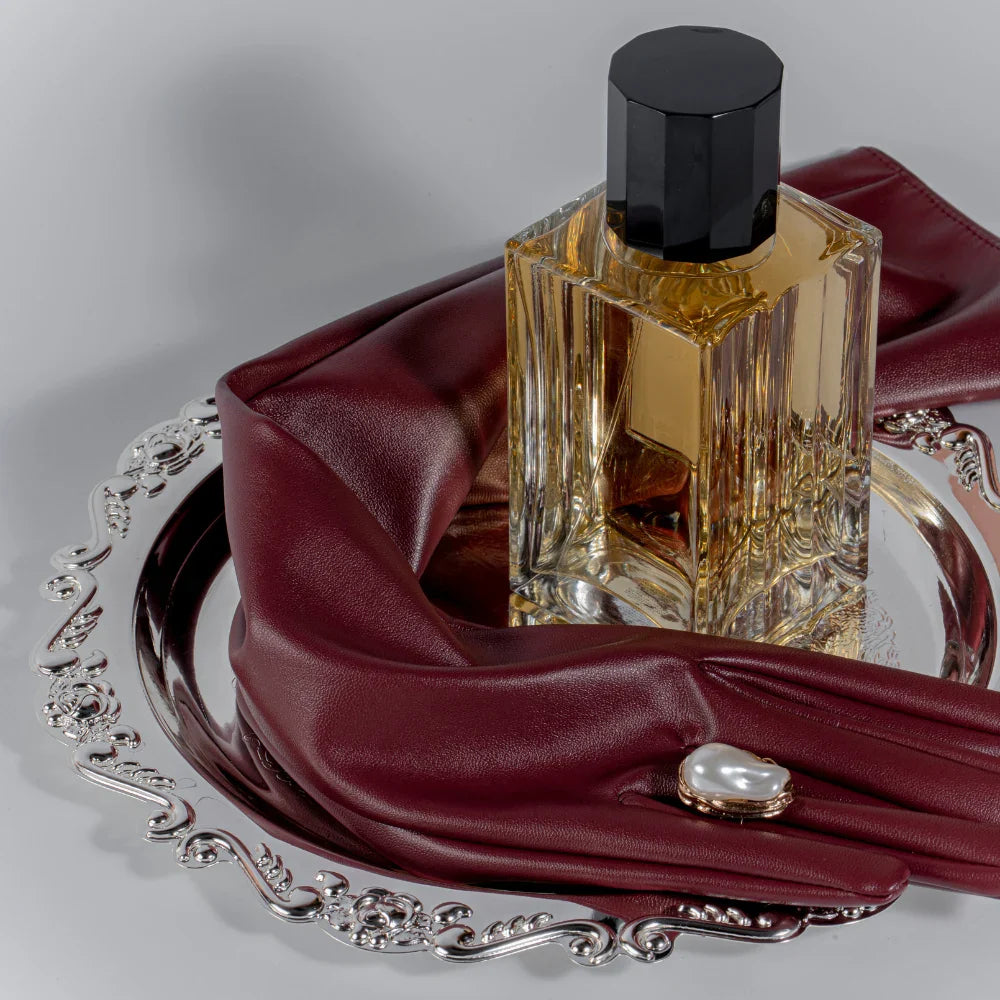 Parfum Aphrodite représenté par un parfum et une décoration sensuelle
