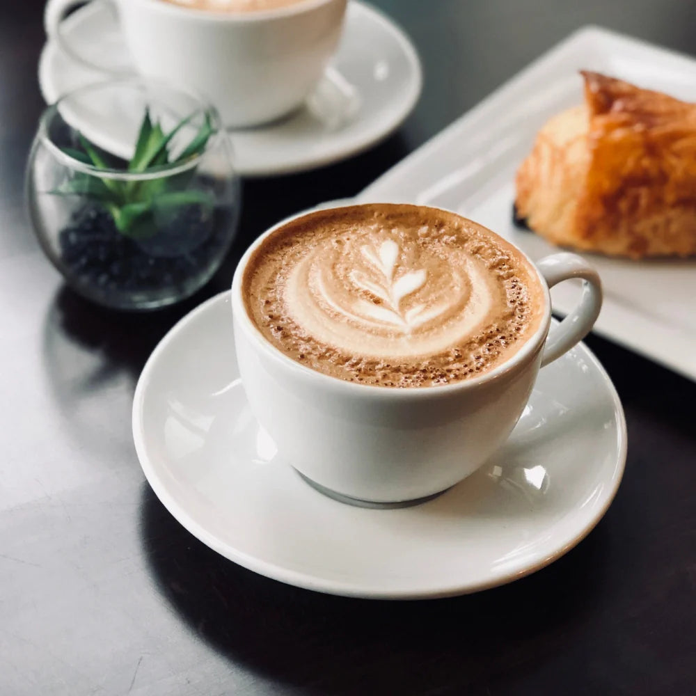 Parfum café représenté par une tasse de café crémeuse