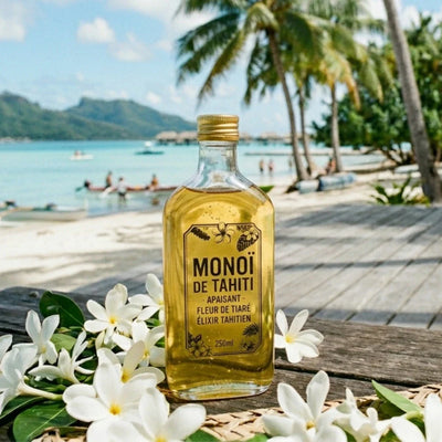 Parfum Monoï représenté par du Monoï de Tahiti, des fleurs de tiaré, un décor paradisiaque de plage et palmiers