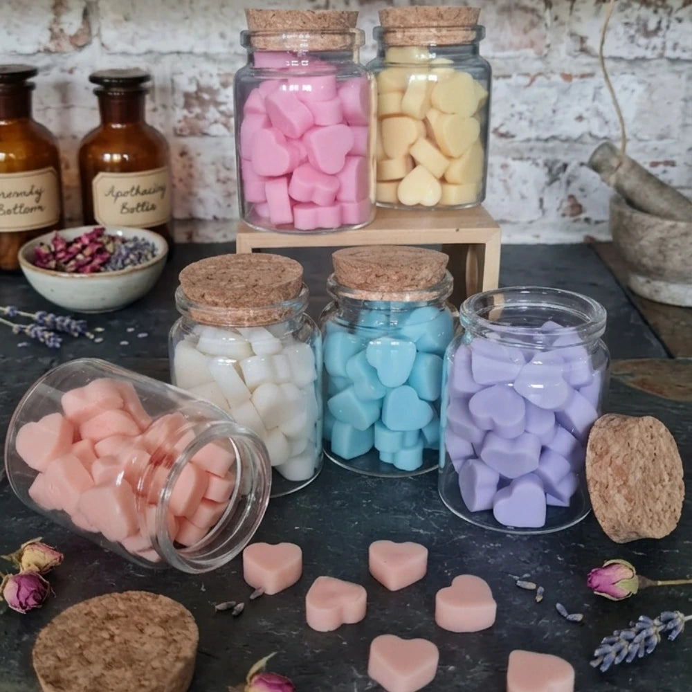 Minis fondants parfumés coeurs dans un décor apothicaire, ésotérique de fleurs séchées, cire de soja, parfums de grasse, made in france, carcassonne