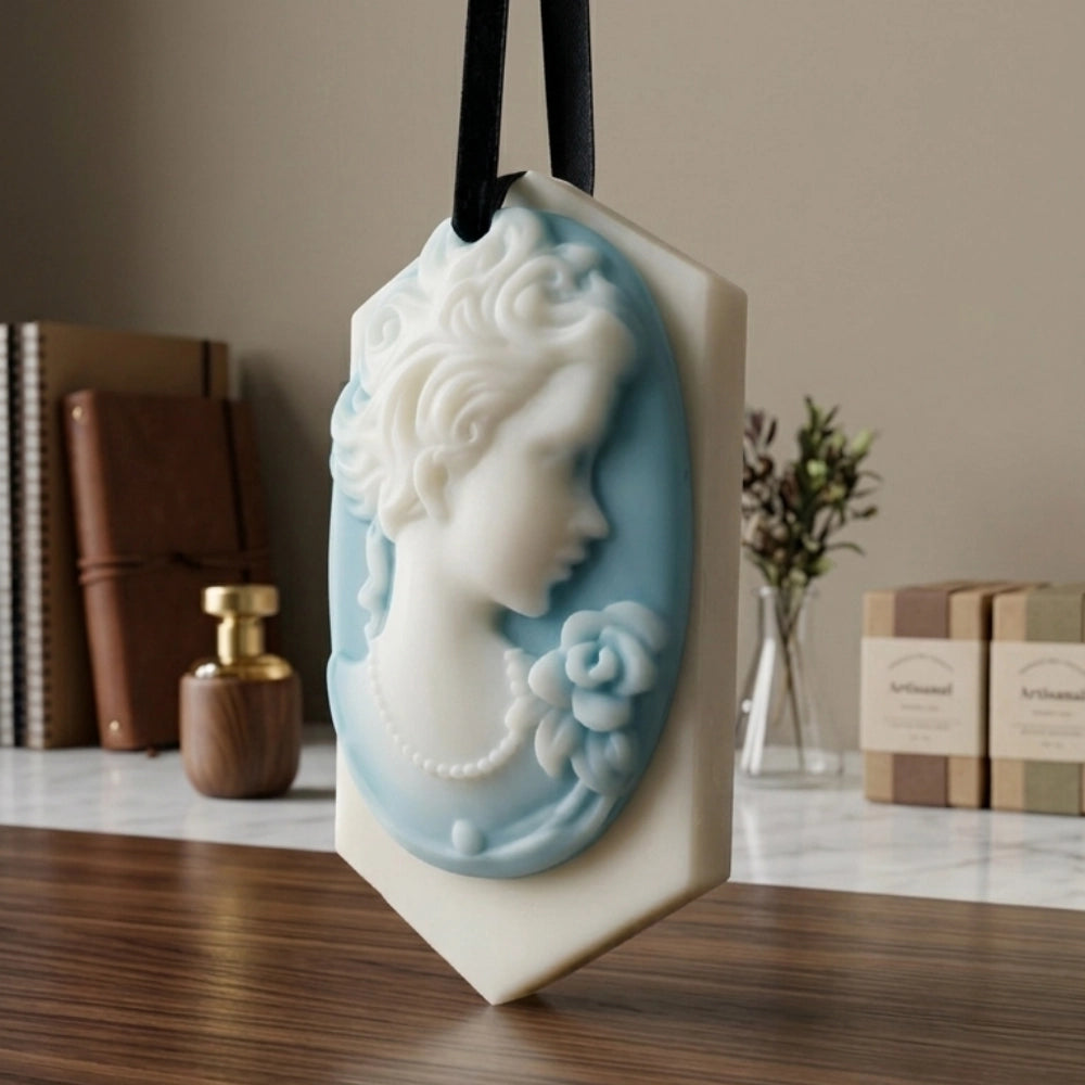 suspension parfumée camée femme victorienne bleu et blanc de profil