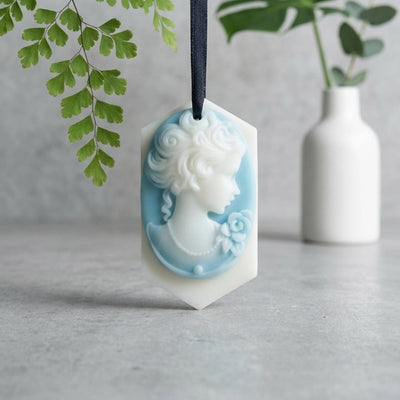 suspension parfumée camée femme victorienne bleu et blanc